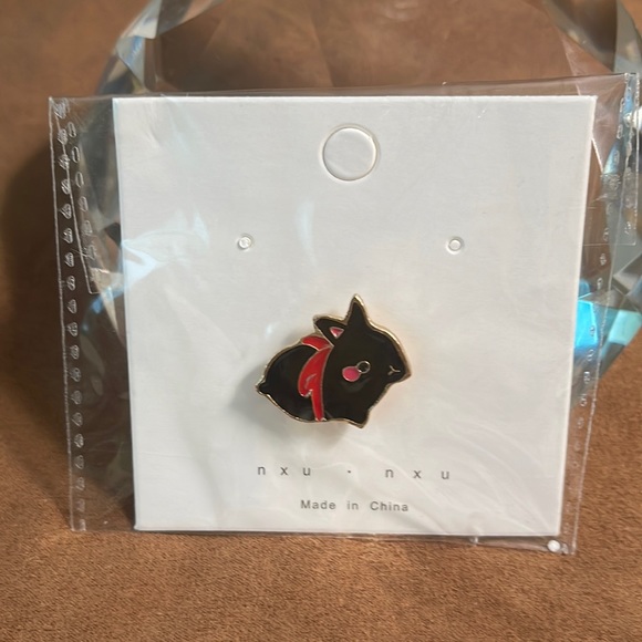 Rabbit/Hare enamel Pin - Picture 1 of 4